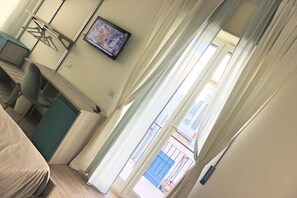 Deluxe driepersoonskamer, balkon | Individueel gemeubileerd, een bureau, geluiddichte muren, gratis wifi