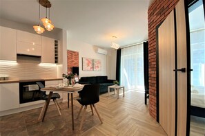 尊荣公寓, 1 间卧室, 阳台, 城市景观 | 起居区 | 42-英寸纯平电视（配备有线频道）