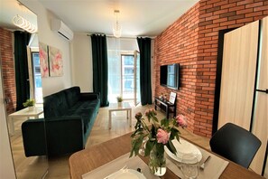 Appartement Premium, 1 chambre, balcon, vue ville | Coin séjour | Télévision à écran plat de 42 pouces avec chaînes par câble