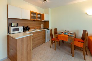 Family Studio, Balcony | Private kitchenette | Fridge, microwave, stovetop, cookware/dishes/utensils