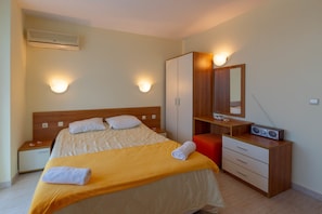 Familienstudio, Balkon | Bügeleisen/Bügelbrett, Babybetten, kostenloses WLAN, Bettwäsche