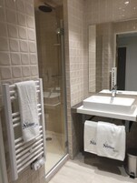 Ducha, secador de pelo, champú y papel higiénico