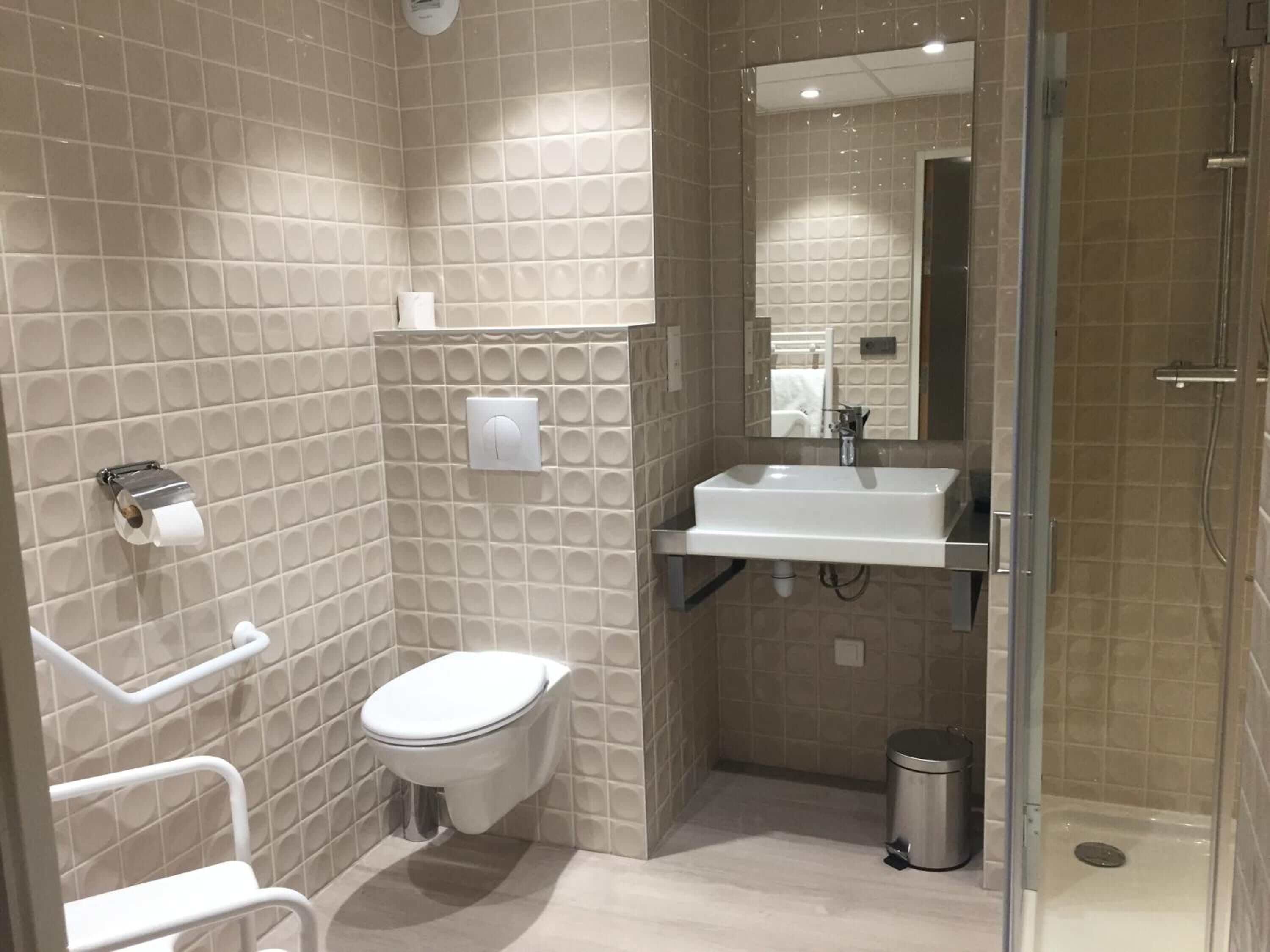 shower, free toiletries, towels