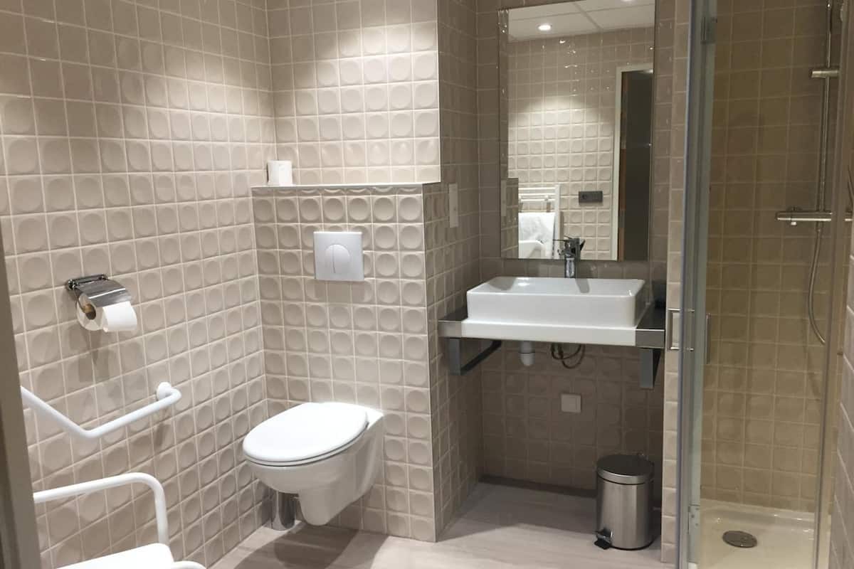 shower, free toiletries, towels