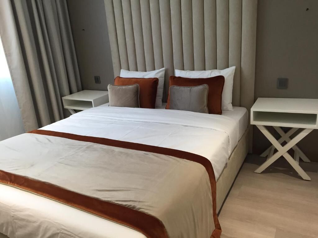 Chambre double, accessible aux personnes à mobilité réduite | Literie de qualité, décor unique, ameublement unique, bureau