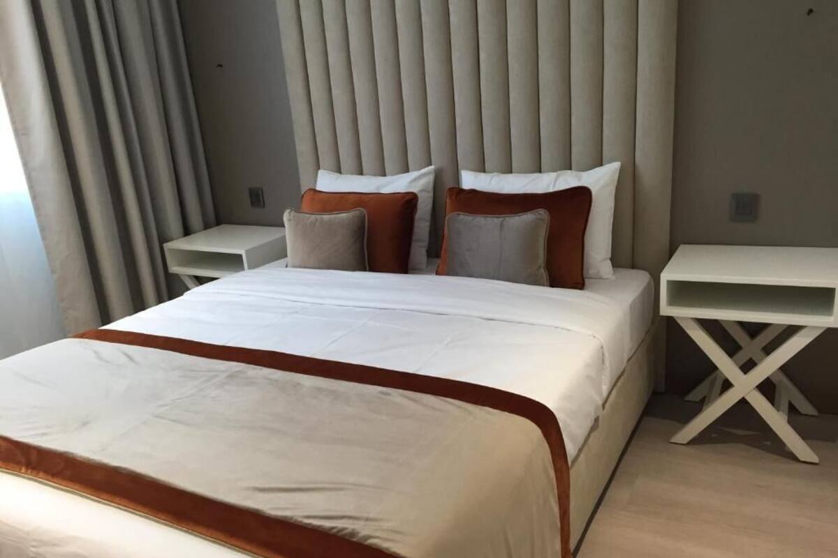 Chambre double, accessible aux personnes à mobilité réduite | Literie de qualité, décor unique, ameublement unique, bureau