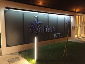 A hotel sign with the name "3 Vallées Hotel" and a logo. - Hotel les 3 Vallées (Saran)