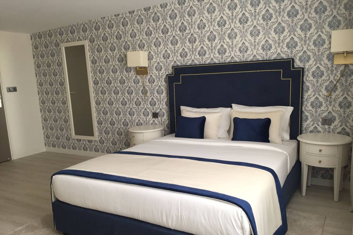 family room | premium bedding, individually decorated, individually furnished, desk