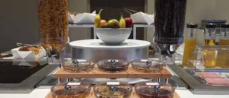 Petit déjeuner buffet (11.99 EUR par personne)