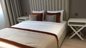 Habitación doble urbana, 1 cama matrimonial | Ropa de cama de alta calidad y decoración personalizada