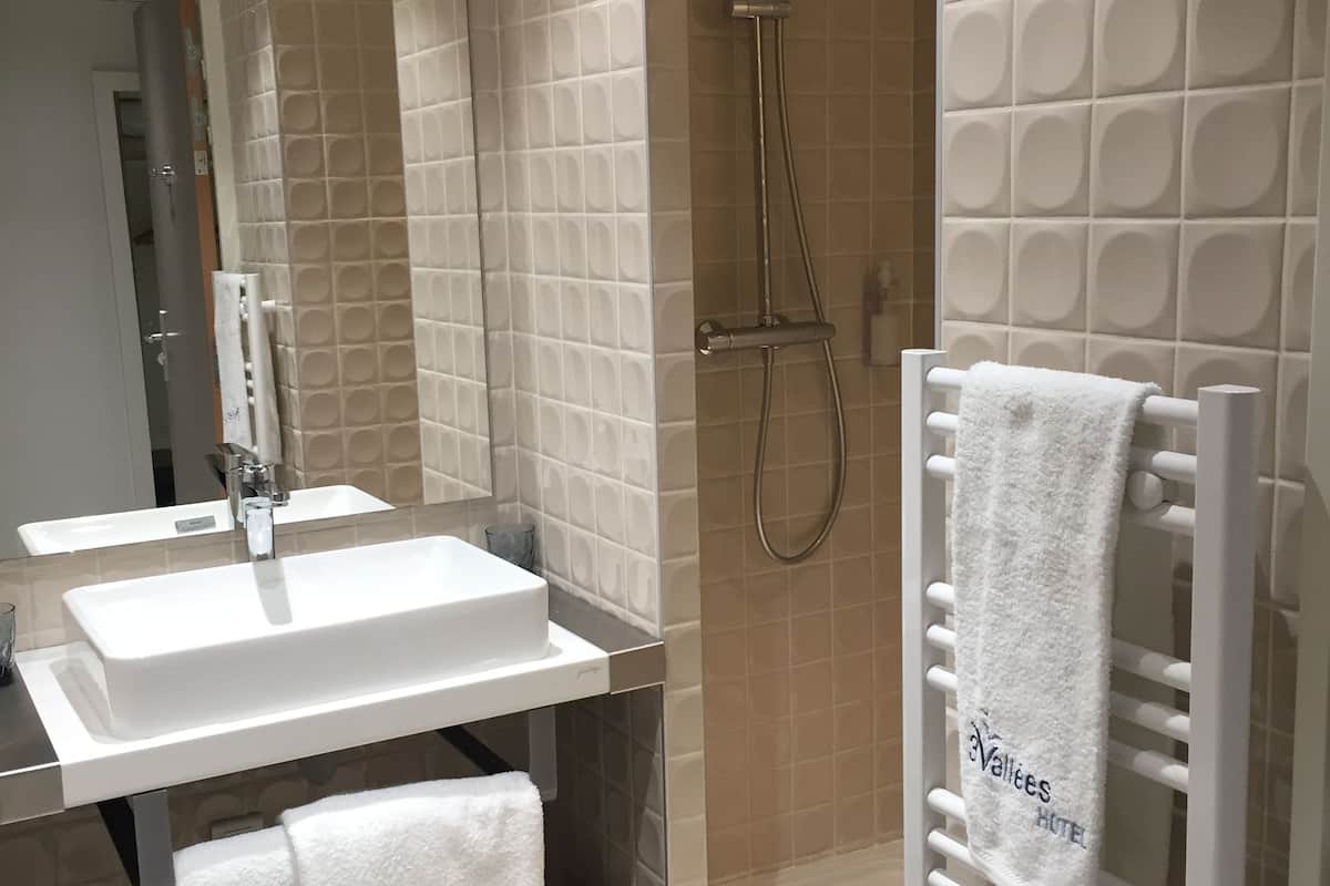 shower, free toiletries, towels