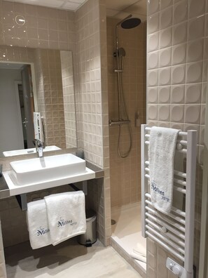 Shower, hair dryer, shampoo, toilet paper - Hotel les 3 Vallées (Saran)