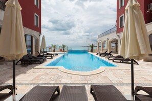 Piscine extérieure en saison
