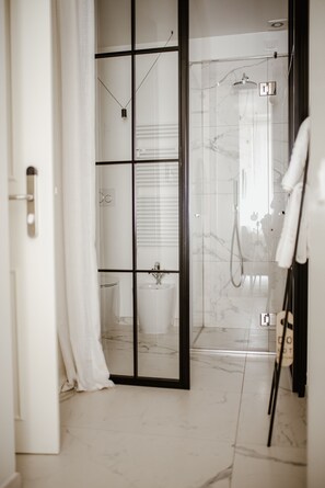 Triple Room (Suite 4) | Bathroom