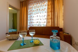 Familieleilighet, balkong | Oppholdsområde | TV