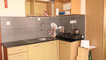 Comfort Apartment, 1 King Bed, Smoking, City View | Private kitchen | Fridge, microwave, electric kettle, cookware/dishes/utensils