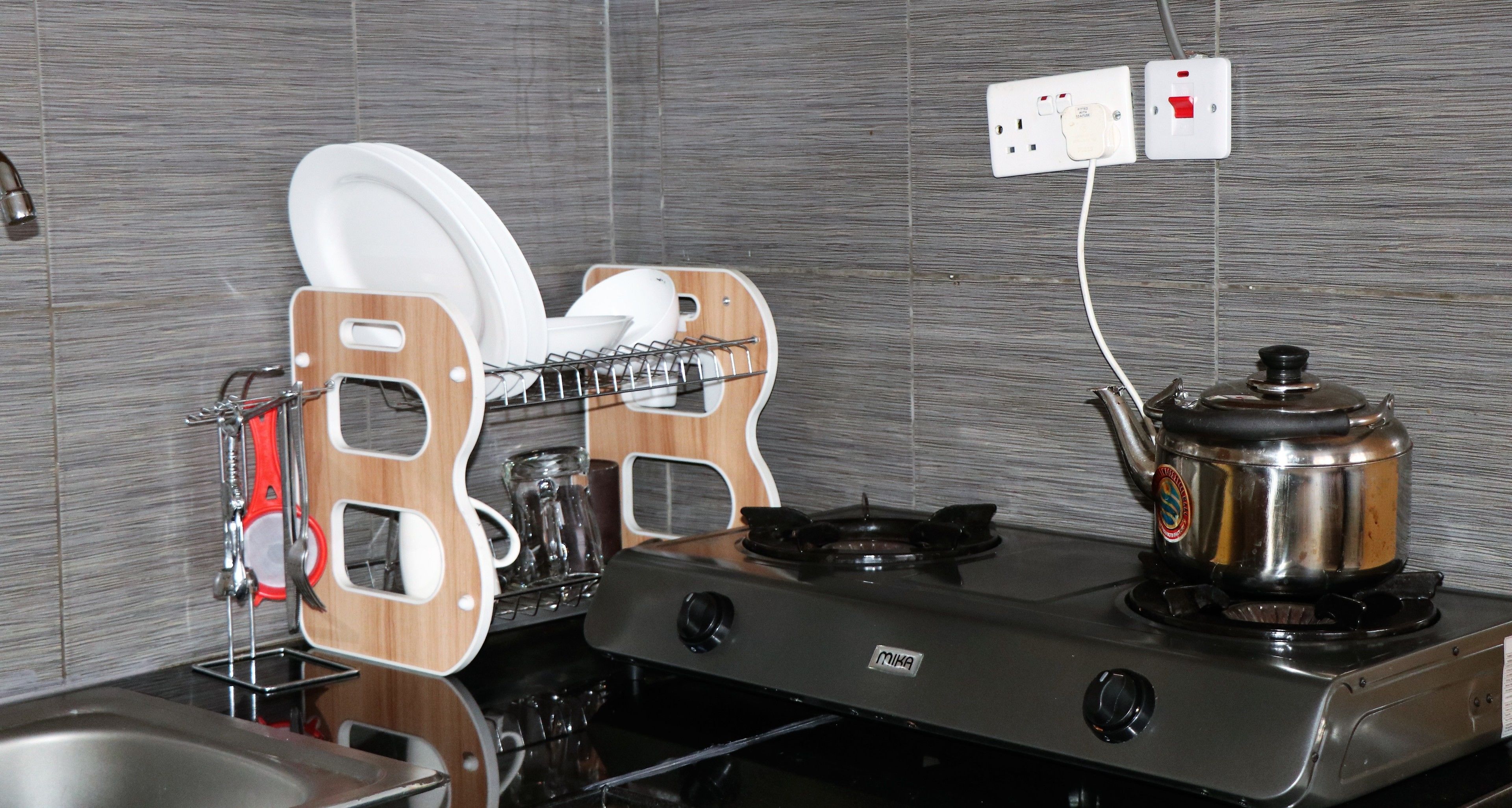 Refrigerador, microondas, tetera/pava eléctrica, utensilios de cocina