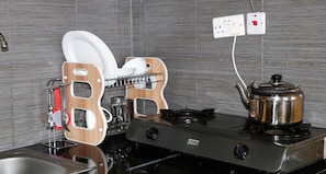 Refrigerador, microondas, tetera/pava eléctrica, utensilios de cocina