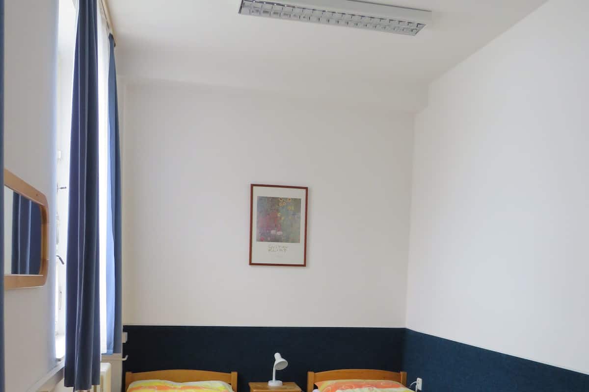 Kamar Triple Basic | Tirai kedap cahaya, Wi-Fi gratis, dan seprai linen