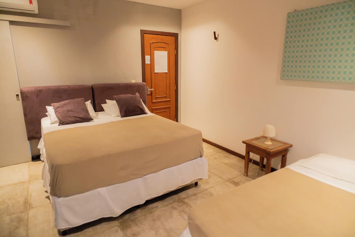 Phòng tiện nghi đơn giản, quang cảnh bãi biển | Minibar, trang trí khác biệt, màn/rèm cản sáng, bộ trải giường