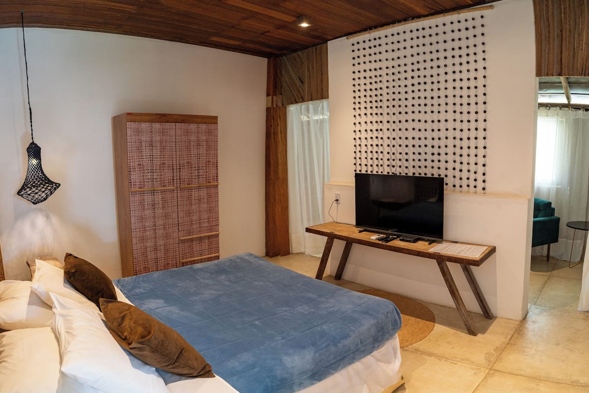 Studio Premium, bồn tắm | Minibar, trang trí khác biệt, màn/rèm cản sáng, bộ trải giường