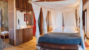Rom – deluxe, massasjebadekar, sjøutsikt | Minibar, blendingsgardiner, individuelt dekorert og sengetøy