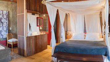 Quarto luxo, banheira de hidromassagem, vista para o mar | Frigobar, individualmente decorados, cortinas blackout, roupa de cama