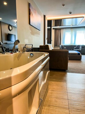 Deluxe Double Room, Jetted Tub, Annex Building | 1 bedroom, premium bedding, minibar, in-room safe