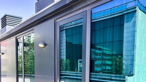 Un bâtiment moderne doté de grandes fenêtres en verre et d’un design épuré et minimaliste.