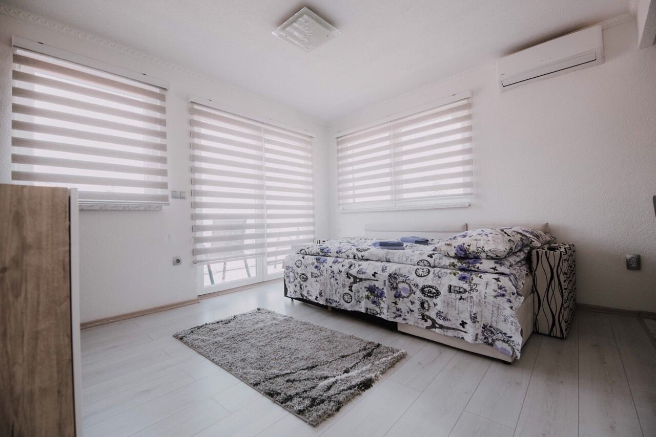 4 bedrooms, in-room safe, desk, soundproofing