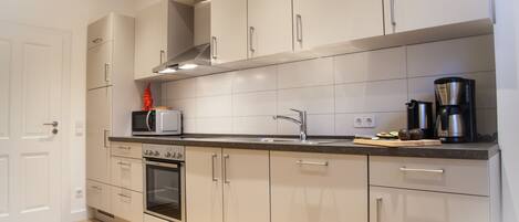 Full-sized fridge, microwave, oven, stovetop