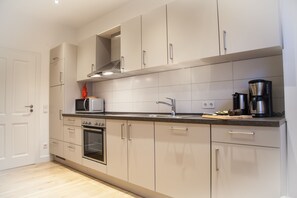 Grand réfrigérateur, micro-ondes, four, plaque de cuisson