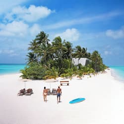 Pantai persendirian, pasir putih, kerusi lepak pantai, payung