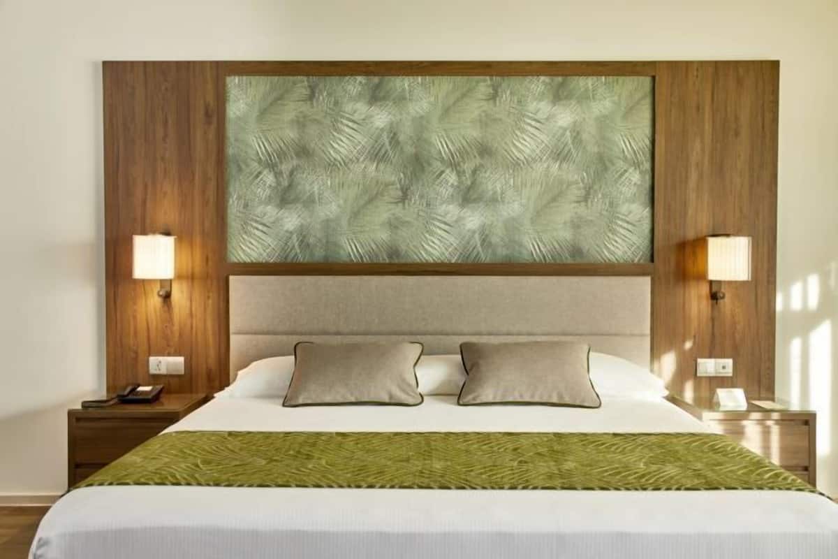 1 bedroom, down duvets, minibar, in-room safe