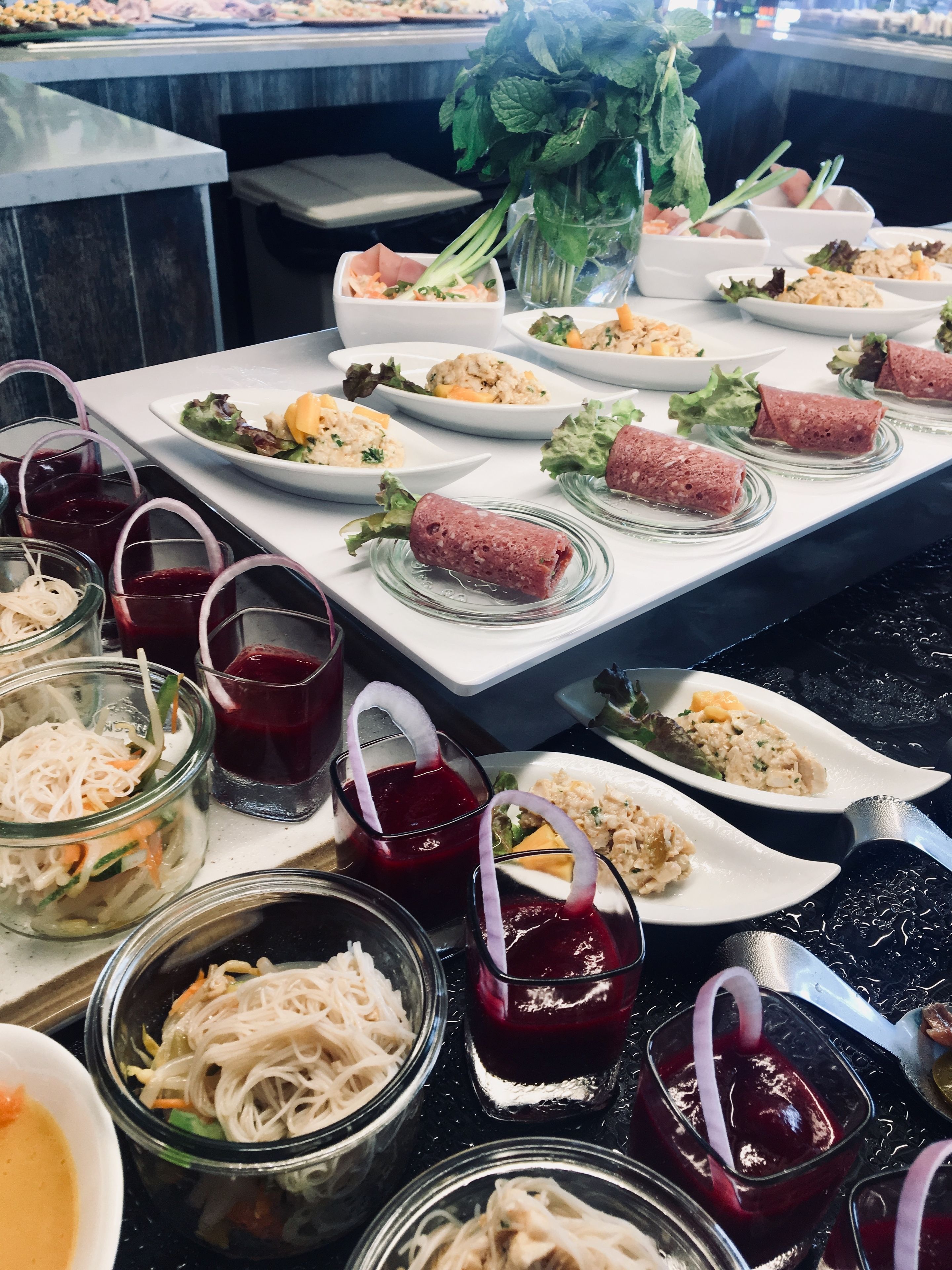 3 restaurants, breakfast, lunch, dinner served; international cuisine