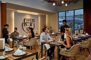 3 restaurants, spécialités Cuisine internationale