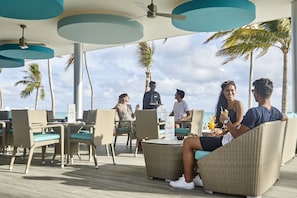 3 bars, bar en milieu de piscine