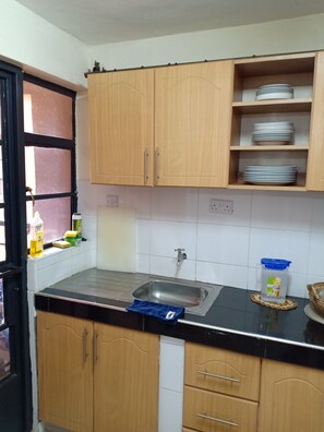 Private kitchen - Serene and tranquil home away from home Apartment (Ruaka)