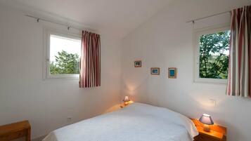2 bedrooms, in-room safe, iron/ironing board, free cots/infant beds