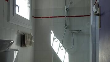 Villa, varias camas | Ducha del cuarto de baño