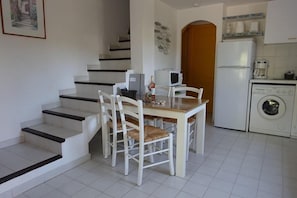 Villa, Berbilang Katil | Makan dalam bilik