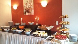 Een buffet met diverse gerechten en een kaarsen decoratie.