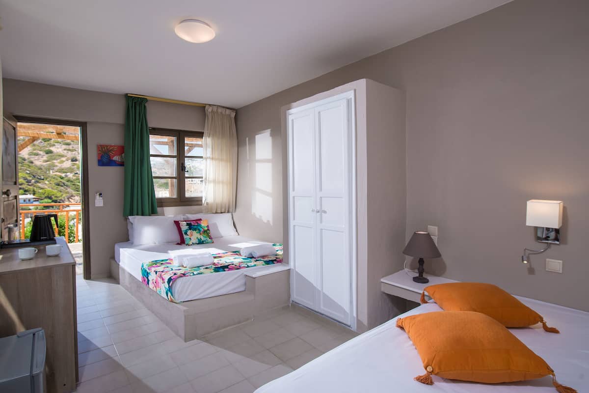 In-room safe, cribs (free), bed sheets