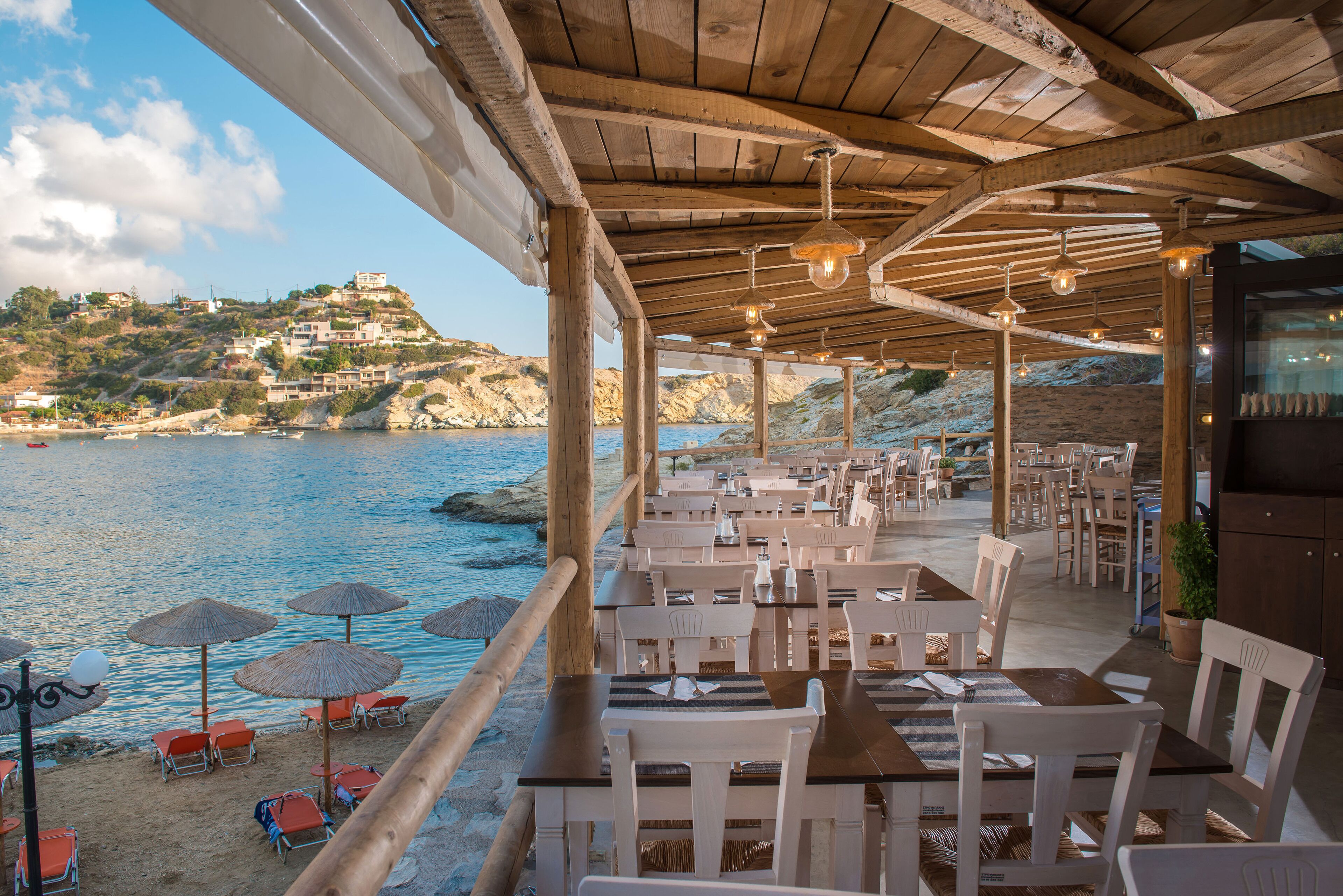 Melayani sarapan, makan siang, dan makan malam