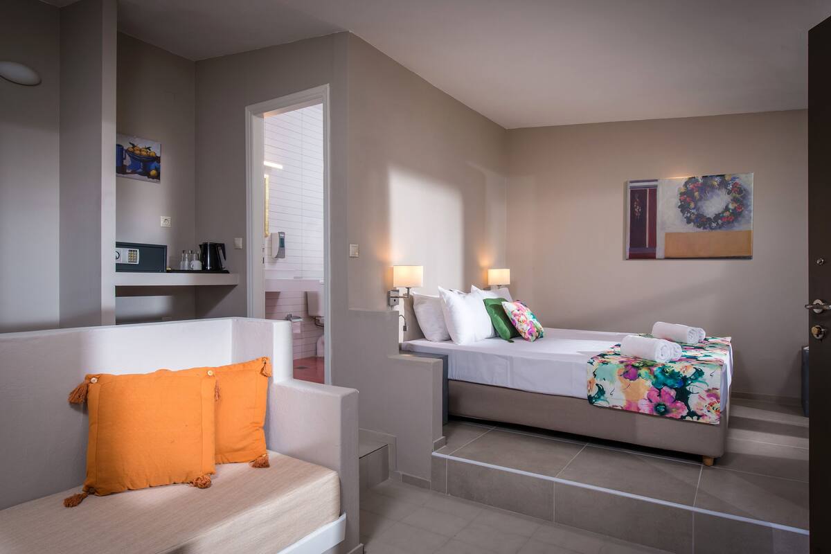 In-room safe, cribs (free), bed sheets