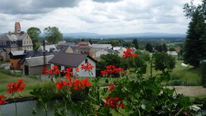 A rural village with traditional houses, a church, and a river. - Ferienwohnung Schloss Schönberg (Bad Brambach)