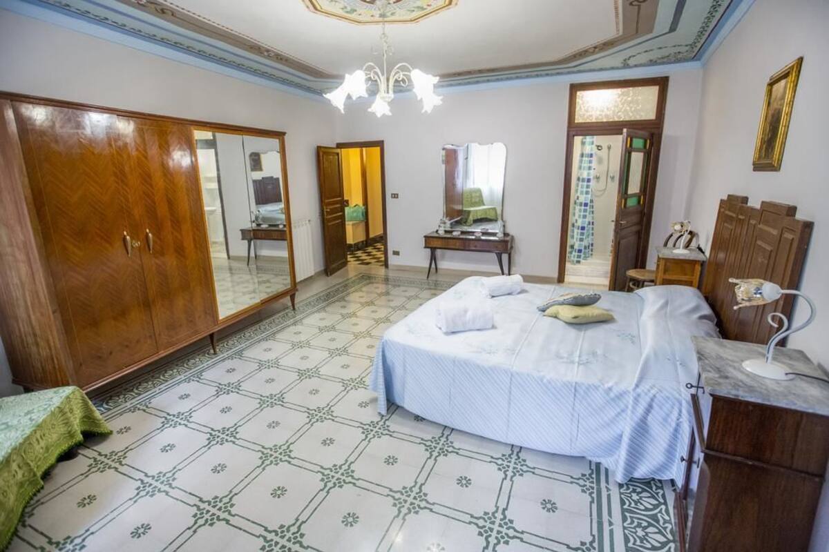 Quarto casal luxo, 1 cama King, para não fumantes | Individualmente decorados, individualmente mobiliados, escrivaninha