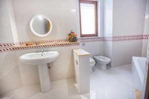 Quarto casal luxo, 1 cama King, para não fumantes | Banheiro | Produtos de toalete grátis, secador de cabelo, bidê, toalhas de banho