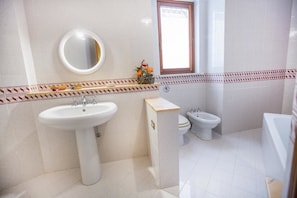 Deluxe Double Room, 1 King Bed, Non Smoking | Bathroom | Free toiletries, hair dryer, bidet, towels