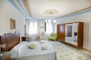 Quarto casal luxo, 1 cama King, para não fumantes | Individualmente decorados, individualmente mobiliados, escrivaninha